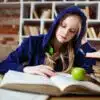 La clé de la réussite aux examens repose sur un bon équilibre entre travail, gestion du stress et confiance en soi. La préparation mentale et l'hypnose offrent des outils concrets pour optimiser la concentration, maîtriser ses émotions et aborder chaque épreuve avec sérénité.