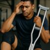 C’est souvent la première question qu’un athlète blessé me pose. Blessure = arrêt. Mais pas arrêt total. Le corps ralentit… alors c’est le moment d’entraîner le mental. Voici 5 leviers que je mets en place avec les sportifs que j’accompagne : 1️⃣ Accepter la réalité Ça ne veut pas dire abandonner. Ça veut dire arrêter de résister. Accepter = 1ère étape vers l’action. 2️⃣ Canaliser l’émotion Colère, frustration, peur de ne pas revenir… Je travaille avec eux des techniques simples pour accueillir l’émotion sans se laisser submerger (respiration, ancrages, hypnose). 3️⃣ Rester acteur du projet sportif Même à l’écart du terrain, il y a des actions possibles : analyser des vidéos, échanger avec le staff, fixer des micro-objectifs. Ne pas subir, c’est garder le pouvoir. 4️⃣ Visualiser la progression Visualisation mentale quotidienne, projection des étapes de guérison… C’est fou comme le cerveau croit ce qu’on lui montre avec intensité. 5️⃣ Redonner du sens à l’épreuve Et si cette blessure n’était pas une fin, mais une transition ? L’occasion de travailler sur soi, sur son rapport à la performance, à la confiance, au plaisir. 👉 Une blessure, ce n’est pas qu’un temps mort. C’est une période de transformation. Et parfois, c’est là que tout se joue.