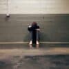 l’anxiété avec une une personne stressée, anxieuse. La respiration, la préparation mentale et l’hypnose, pour accompagner l’article “Anxiété : 3 étapes pour ne plus la subir” sur Invictus-Performance.